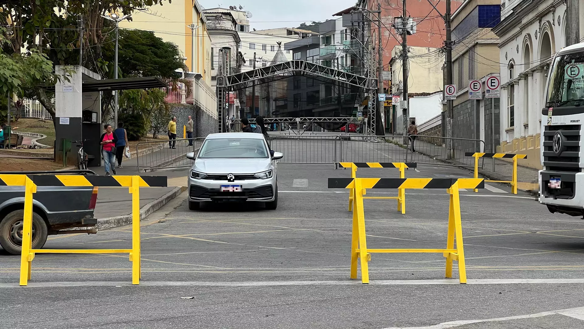 Montagem do palco para Marcha para Jesus altera trânsito no Centro de Santos Dumont